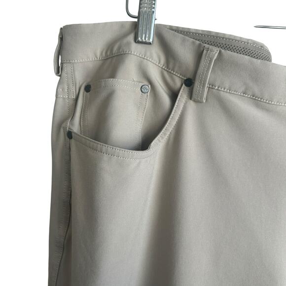 Greg Norman Men Golf Tech Pants 40X20 Beige Pockets Stretch Comfort Leisure - Picture 8 of 12